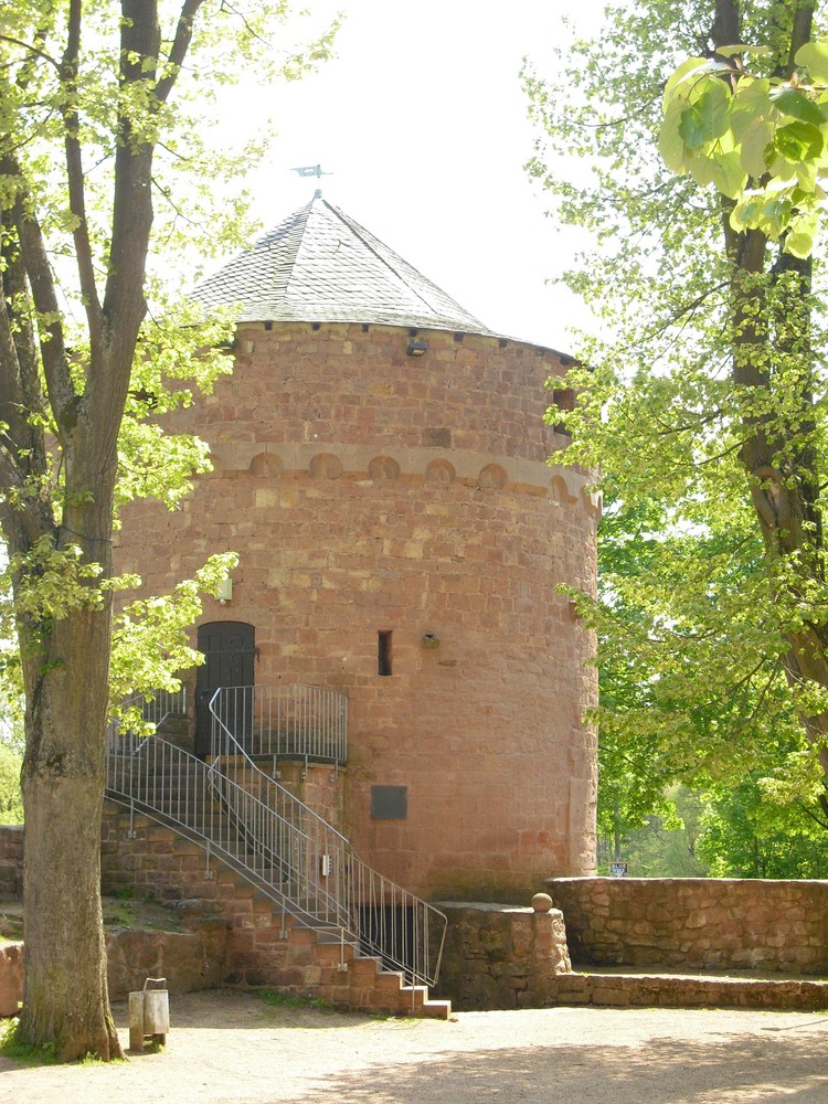 Wehrturm der Wasserburg Kerpen, Wahrzeichen der Gemeinde Illingen/Saar