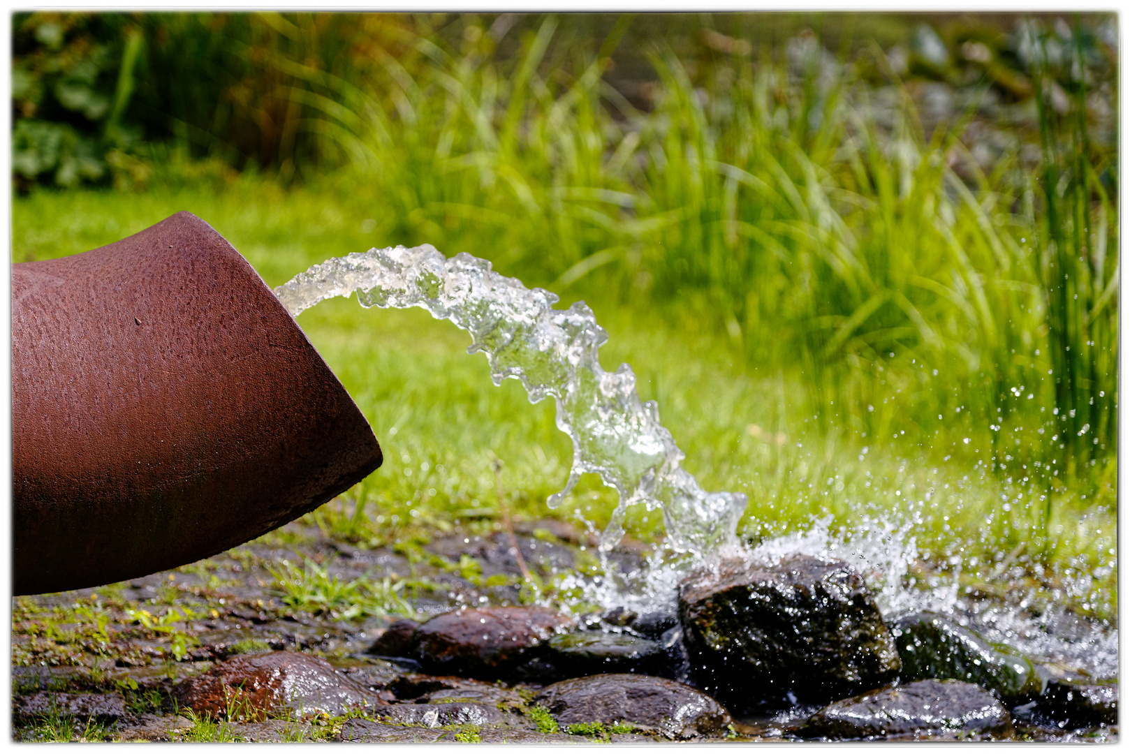 Weiches Wasser auf hartem Stein