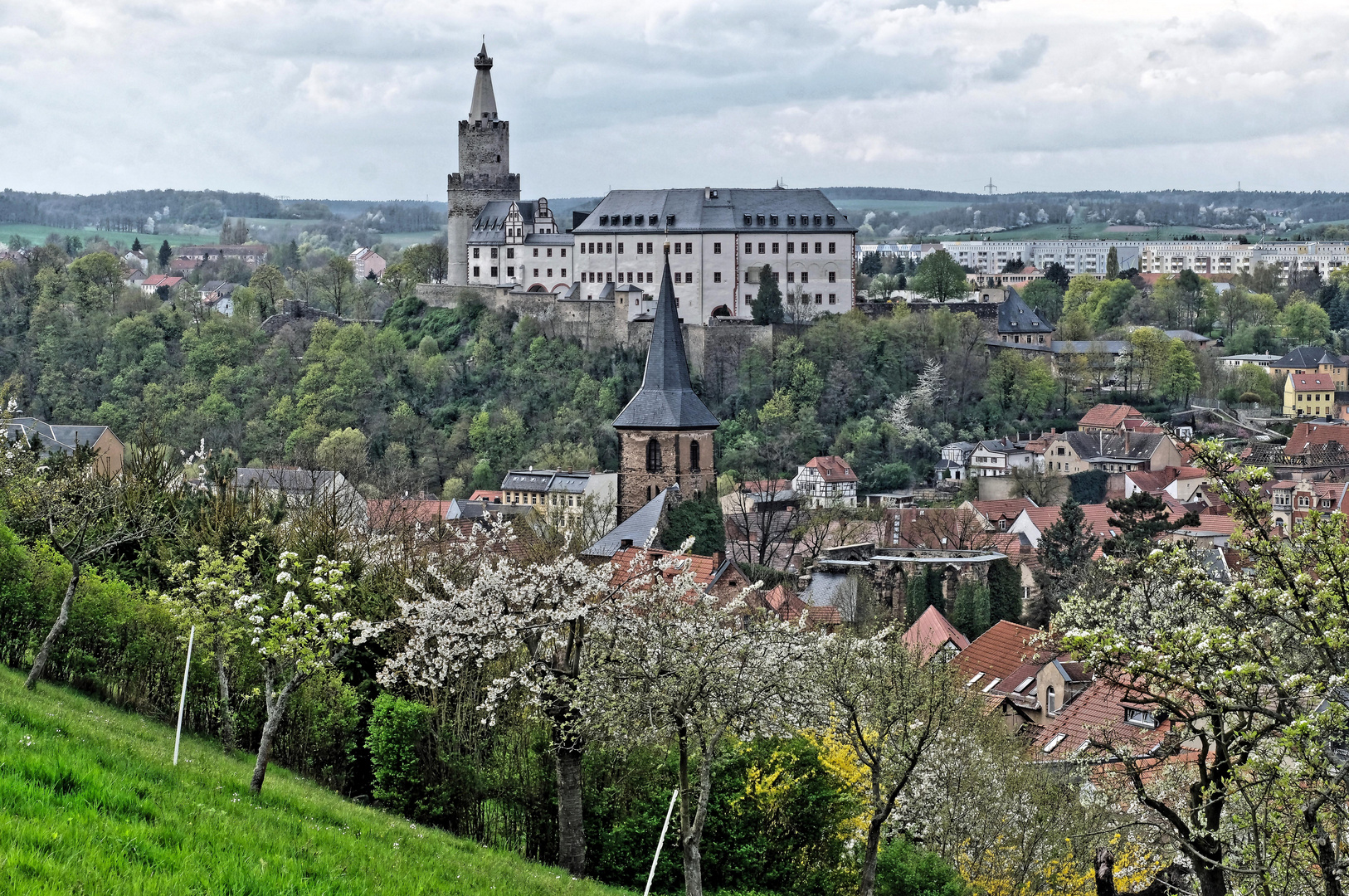 Weida, die Wiege des Vogtlands mit der Osterburg und der Ruine der Widenkirche an Ostern h 