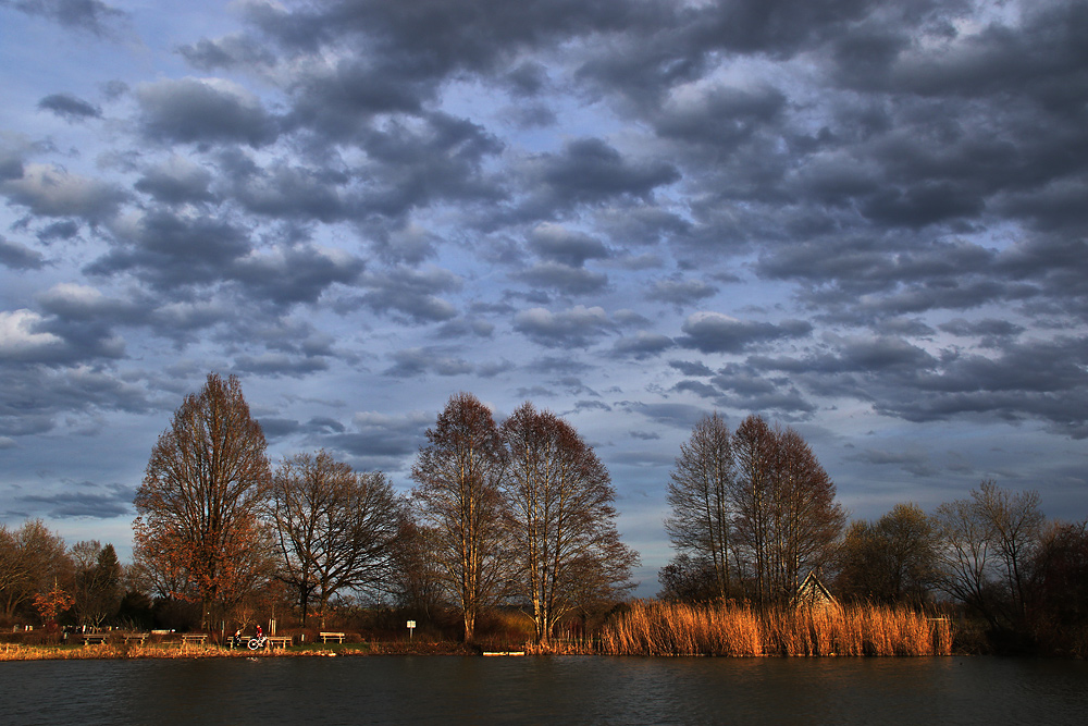 Weiher am Abend mit Wolkenstimmung