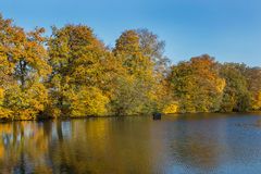 < Weiher am Schloß Linnep >