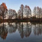 Weiher mit Spiegelung gegen Abend