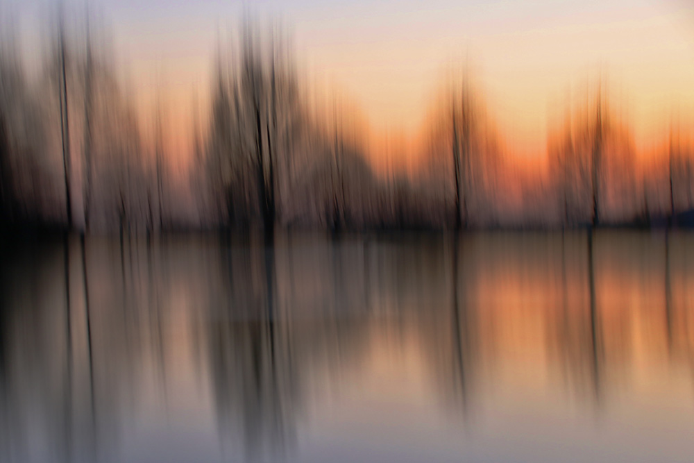 Weiher verwischt nach Sonnenuntergang