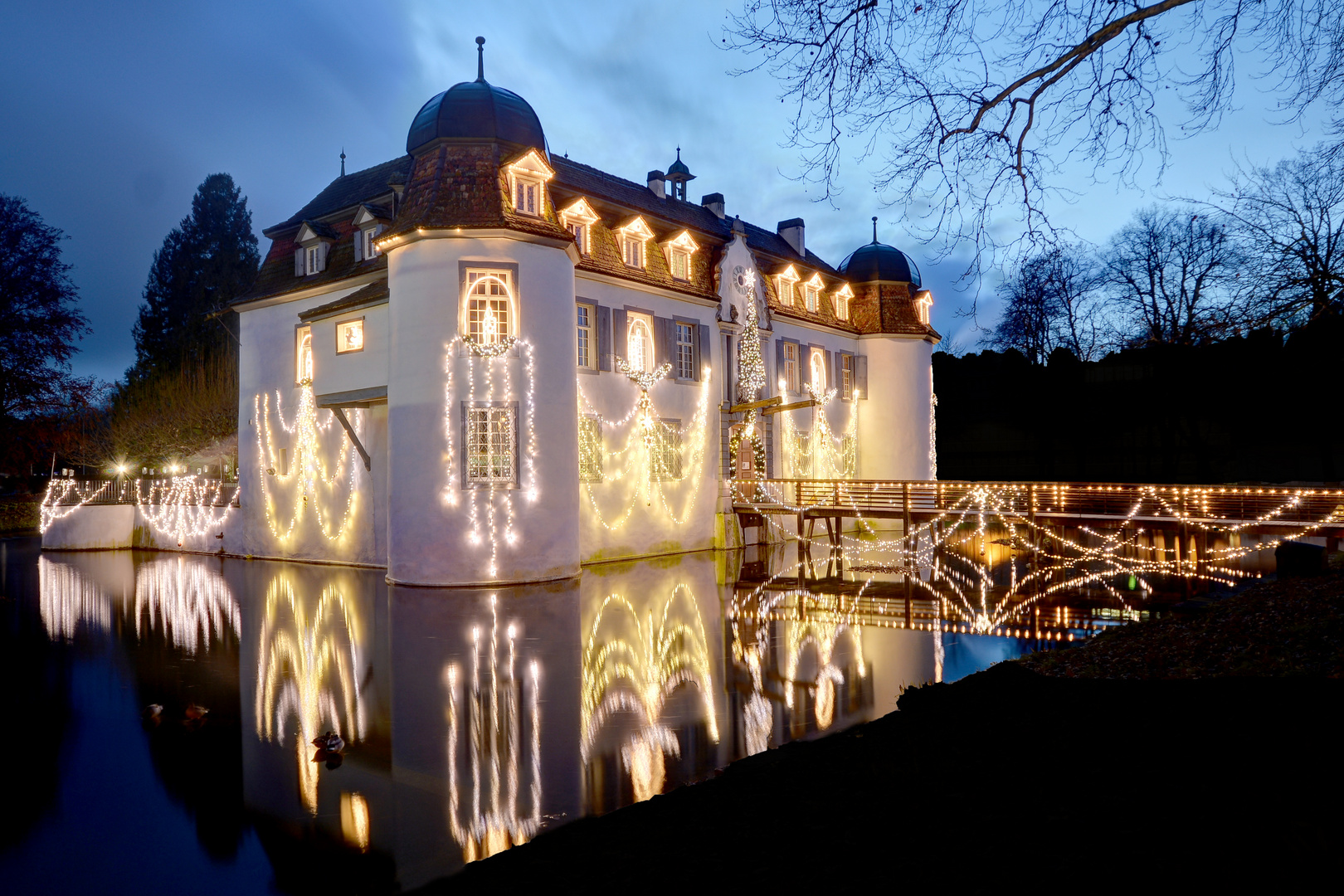 Weiherschloss Bottmingen im Weihnachtskleid