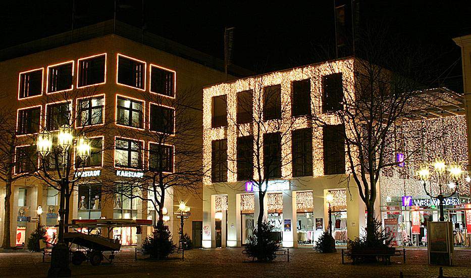 weihnachtlich beleuchte Kaufhäuser in Bonn