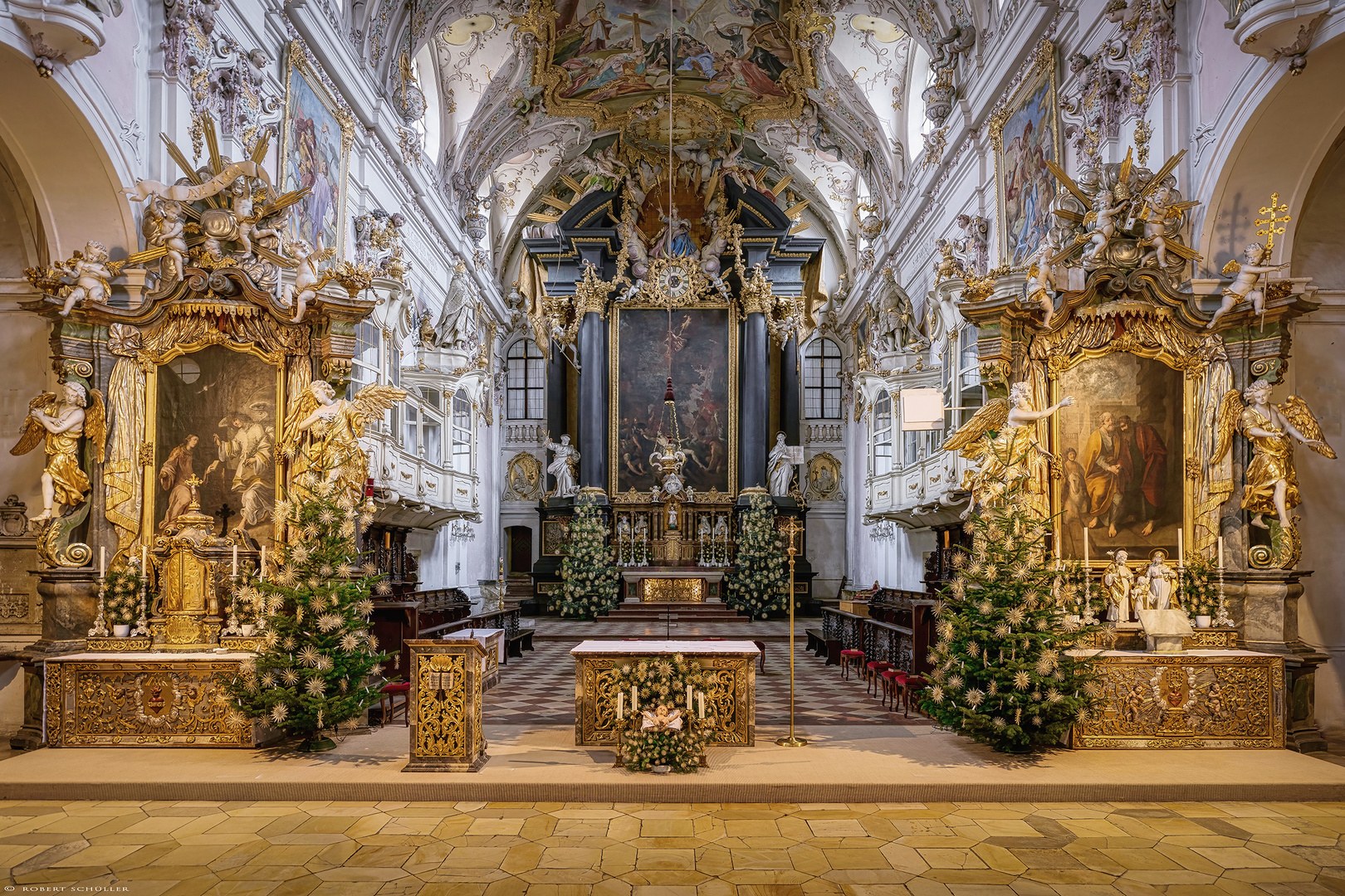 Weihnachtlich geschmückt 3/3: Basilica St. Emmeram in Regensburg.