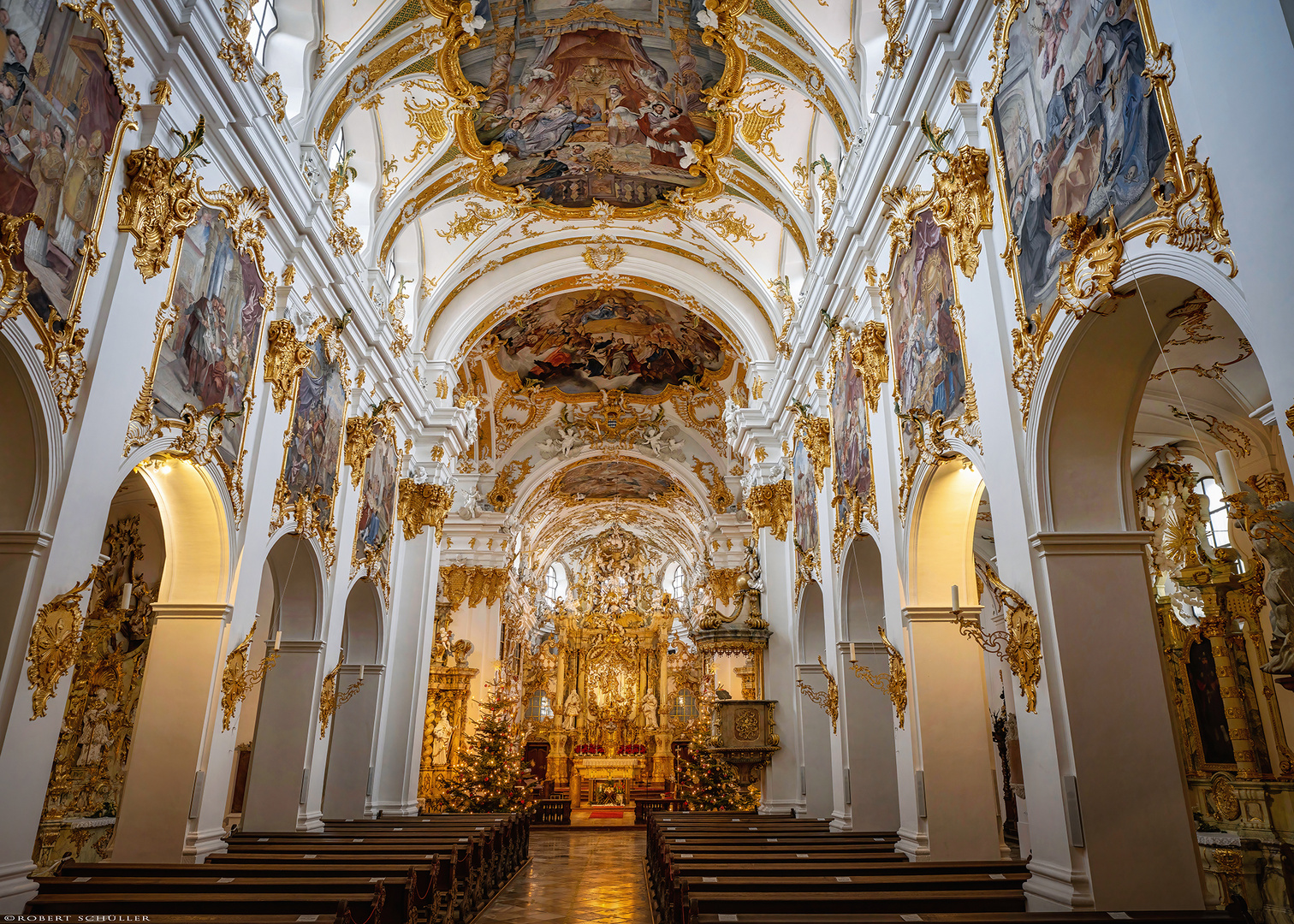 Weihnachtlich geschmückt: Stiftskirche zur Alten Kapelle in Regensburg