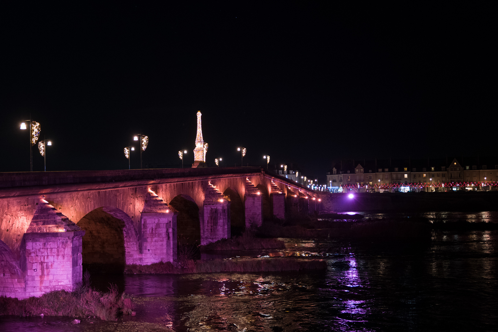 Weihnachtlich geschmückte Brücke über die Loire in Blois