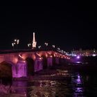 Weihnachtlich geschmückte Brücke über die Loire in Blois