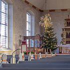 Weihnachtlich geschmückte Dorfkirche