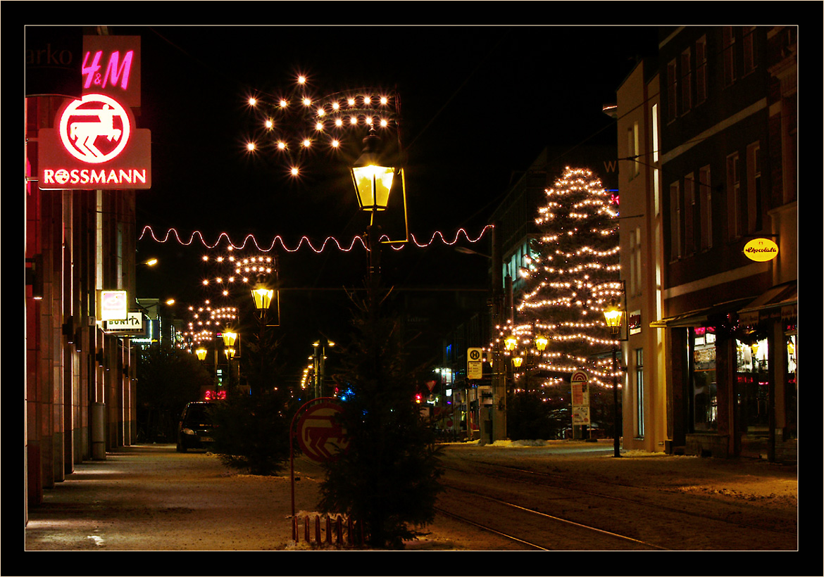 Weihnachtlich geschmückte Hauptstraße in Brandenburg bei Nacht