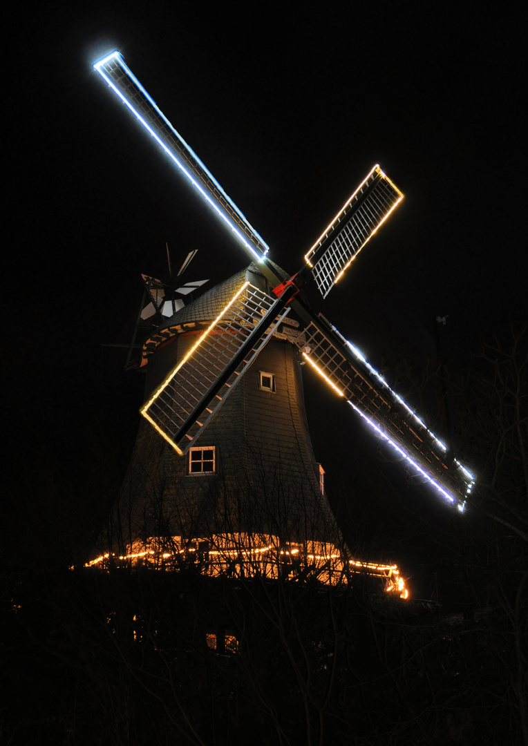 weihnachtlich geschmückte Windmühle