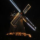 weihnachtlich geschmückte Windmühle