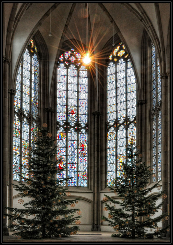 Weihnachtlich geschmückter Altar