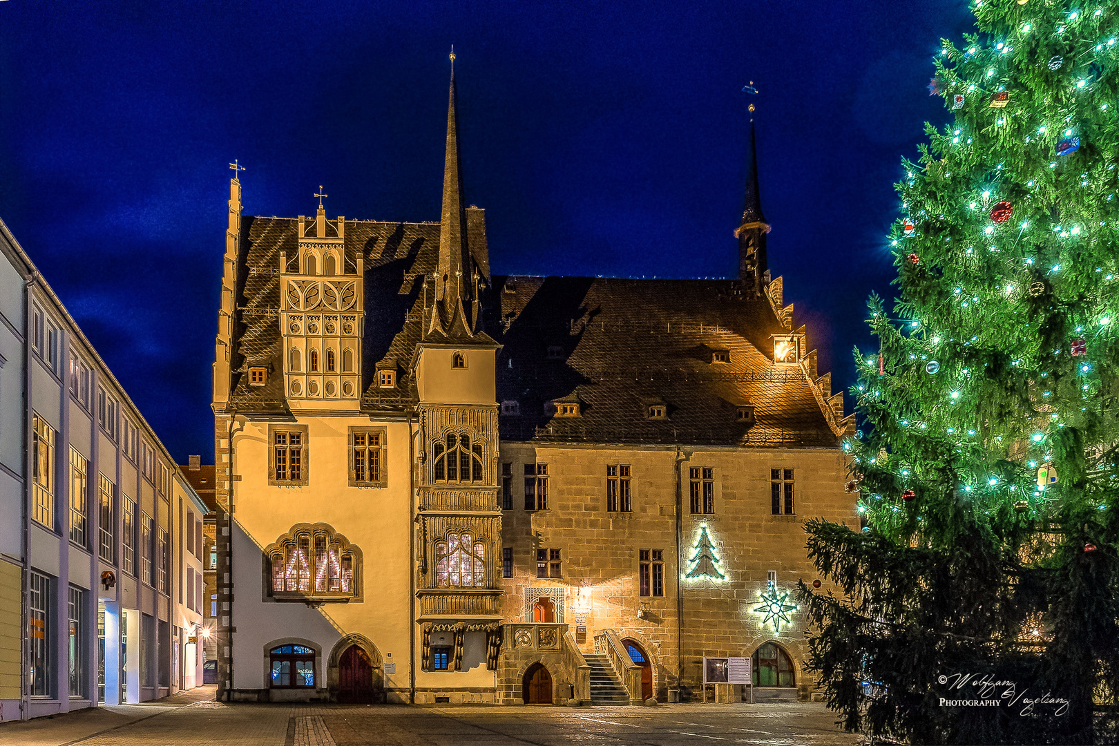 Weihnachtlich geschmücktes Rathaus von Neustadt/Orla