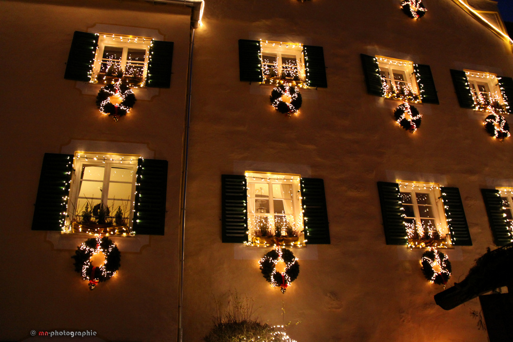 Weihnachtlich geschmücktes Schloss