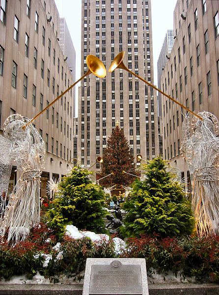 Weihnachtliche Dekoration vor dem Rockefeller Center