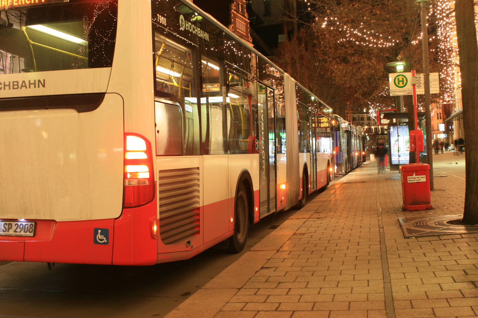 Weihnachtliche gschmückte Mönckebergstraße - oder: Glanzlicht Bus!