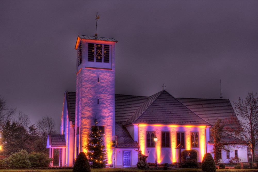Weihnachtliche Kirchenbeleuchtung