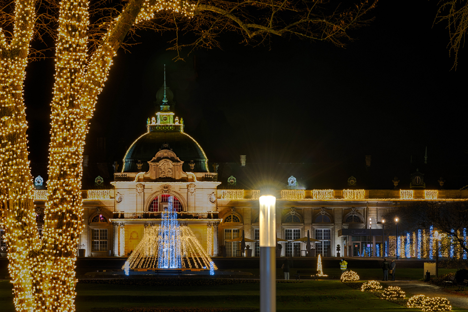 Weihnachtliche Lichter im Park