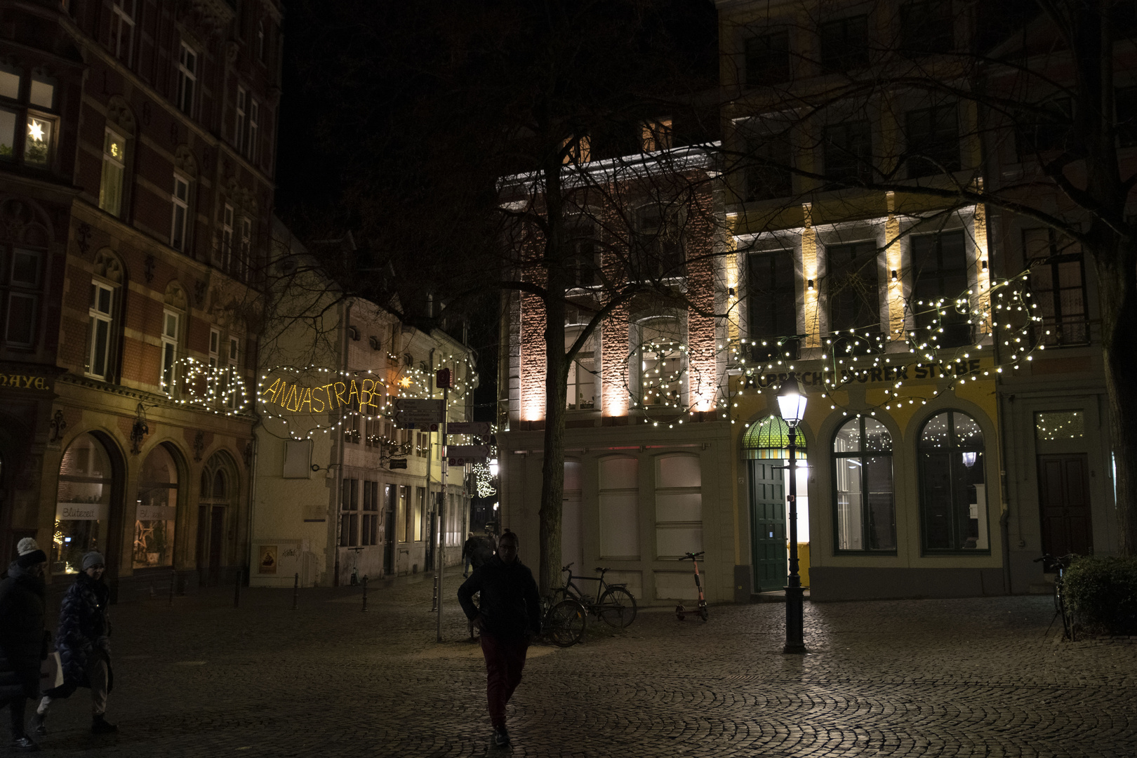 Weihnachtliche Straßenszene in Aachen