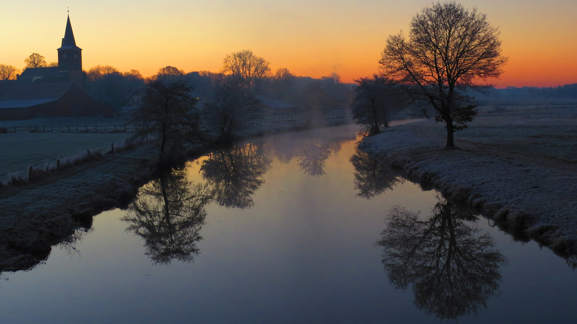 Weihnachtliche Winterstimmung im Morgengrauen