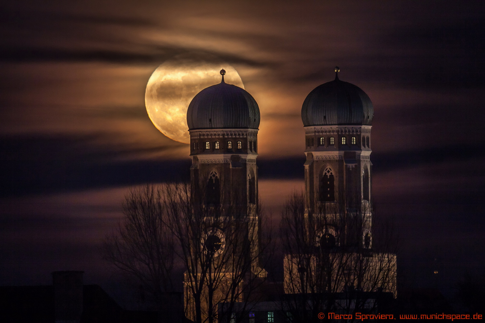 Weihnachtlicher (fast-)Vollmond-Aufgang über der Münchner Frauenkirche