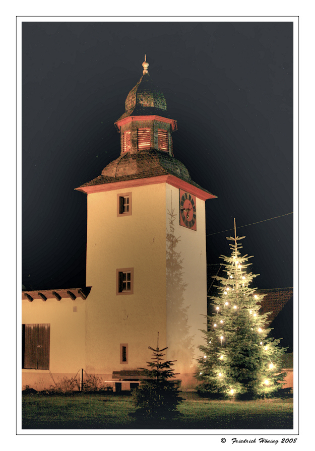 weihnachtlicher Glockenturm bei Nacht