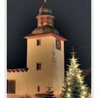 weihnachtlicher Glockenturm bei Nacht
