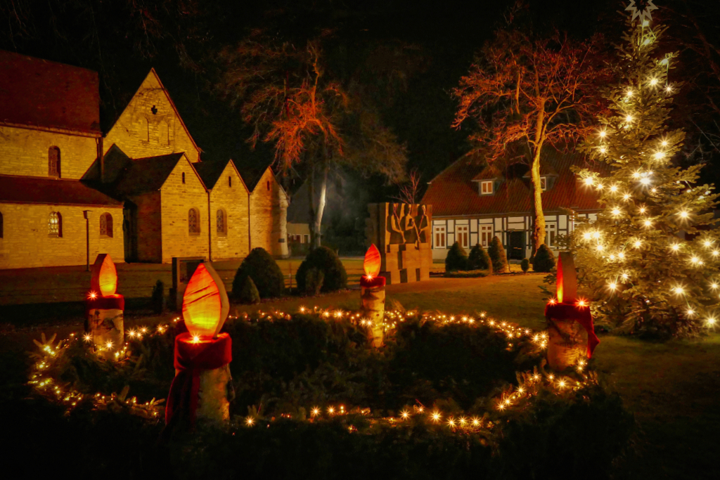 Weihnachtlicher Kirchplatz