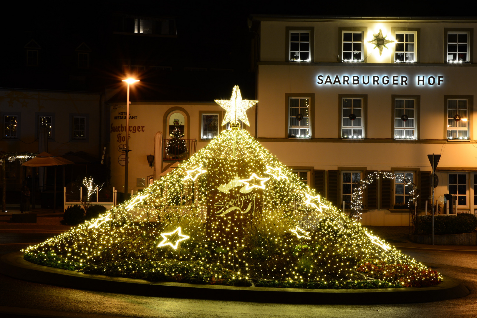 Weihnachtlicher Kreisel in Saarburg