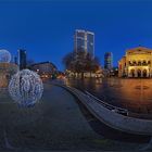 Weihnachtlicher Opernplatz