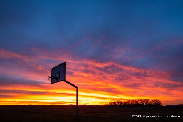 Weihnachtliches Abendrot am Sportplatz