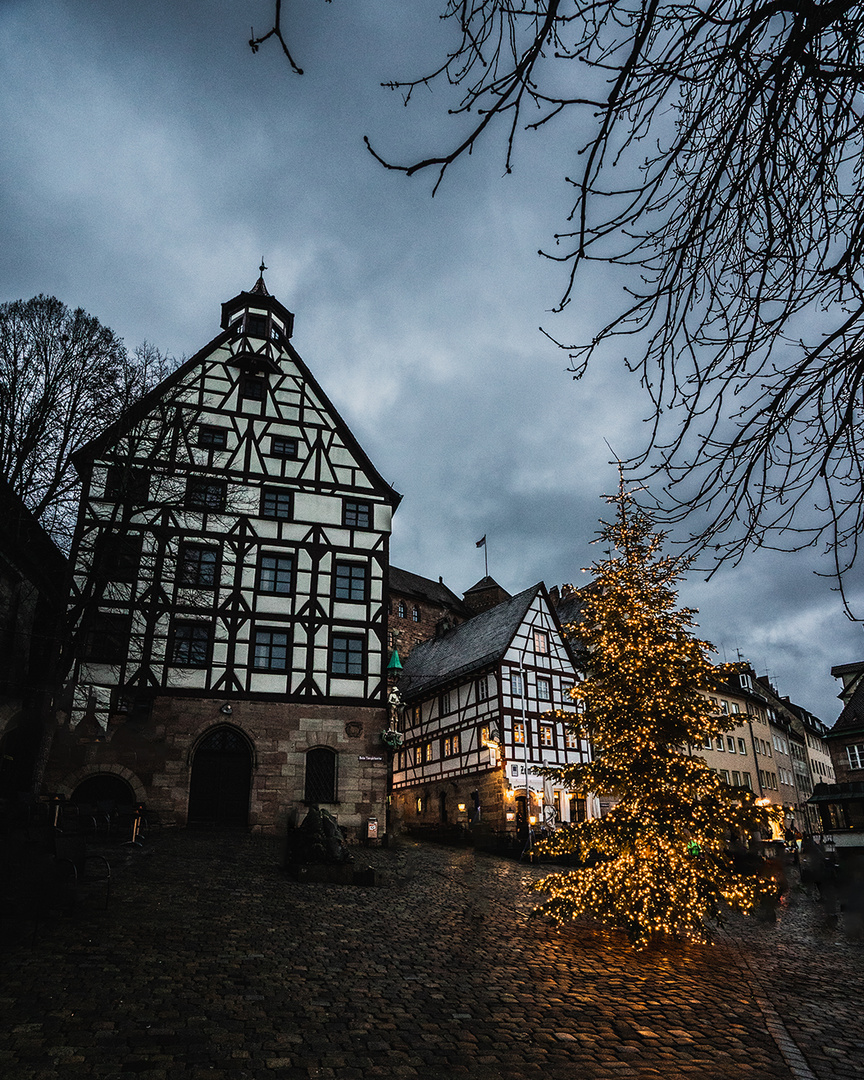 Weihnachtliches Albrecht Dürerhaus in düsterer Stimmung 