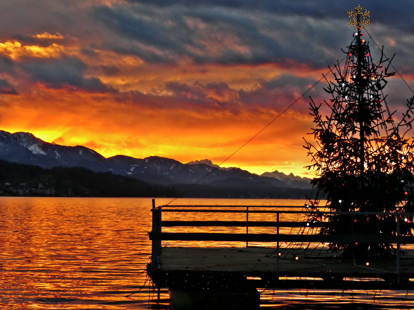 Weihnachtliches Alpenglühen am Wörthersee