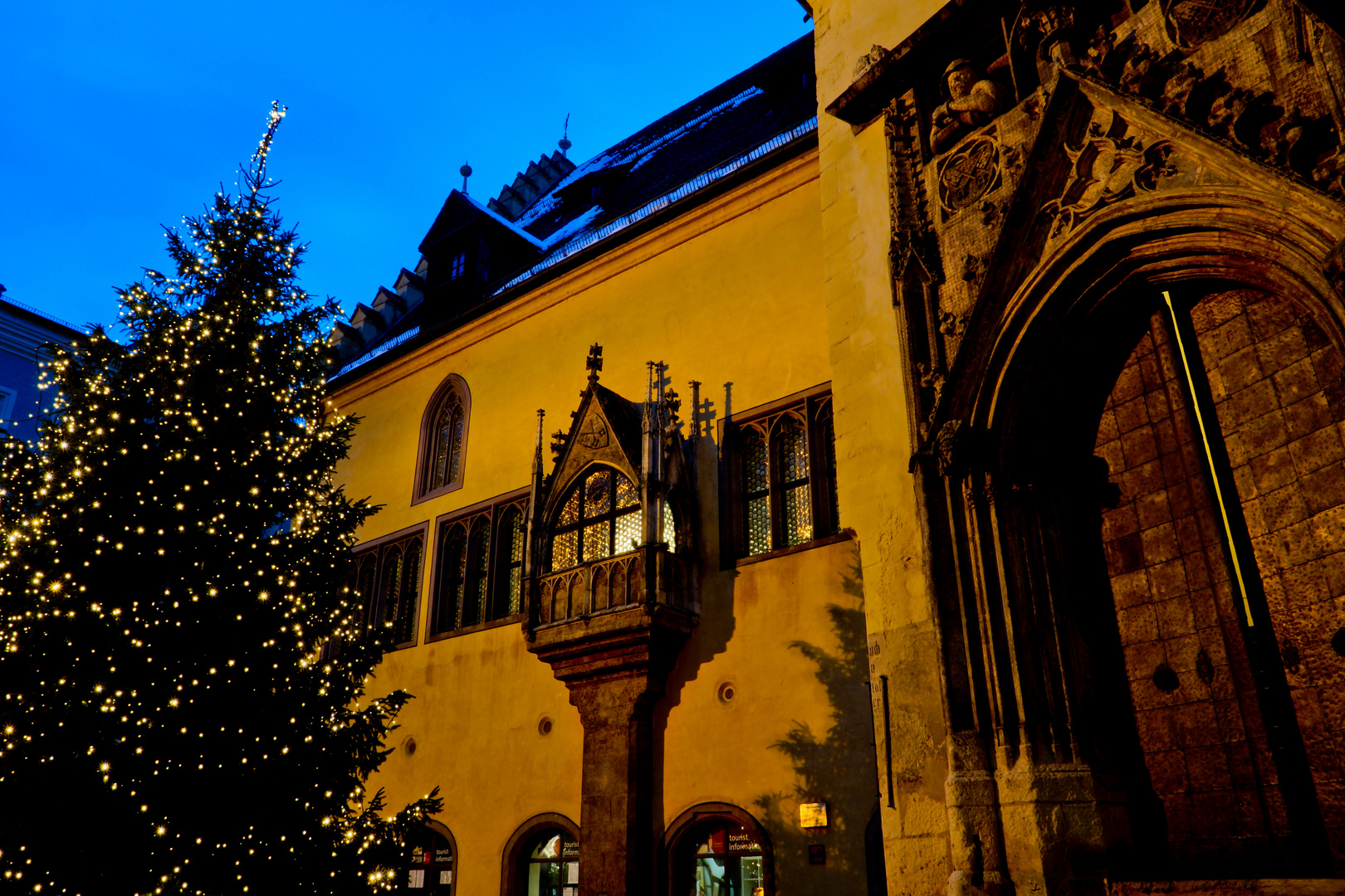 Weihnachtliches Altes Rathaus in Regensburg