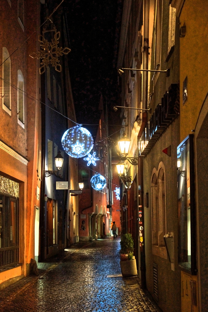 Weihnachtliches Altstadtgässchen in Regensburg