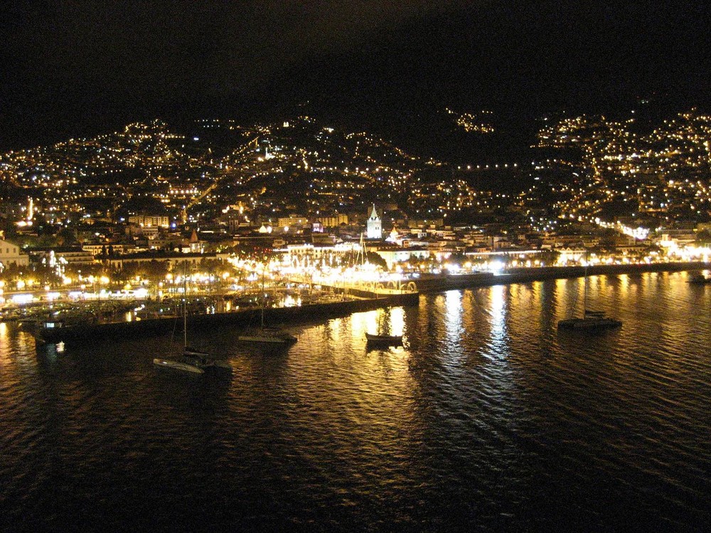 Weihnachtliches Funchal bei Nacht