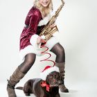 Weihnachtliches Shooting mit Labrador und Musikerin