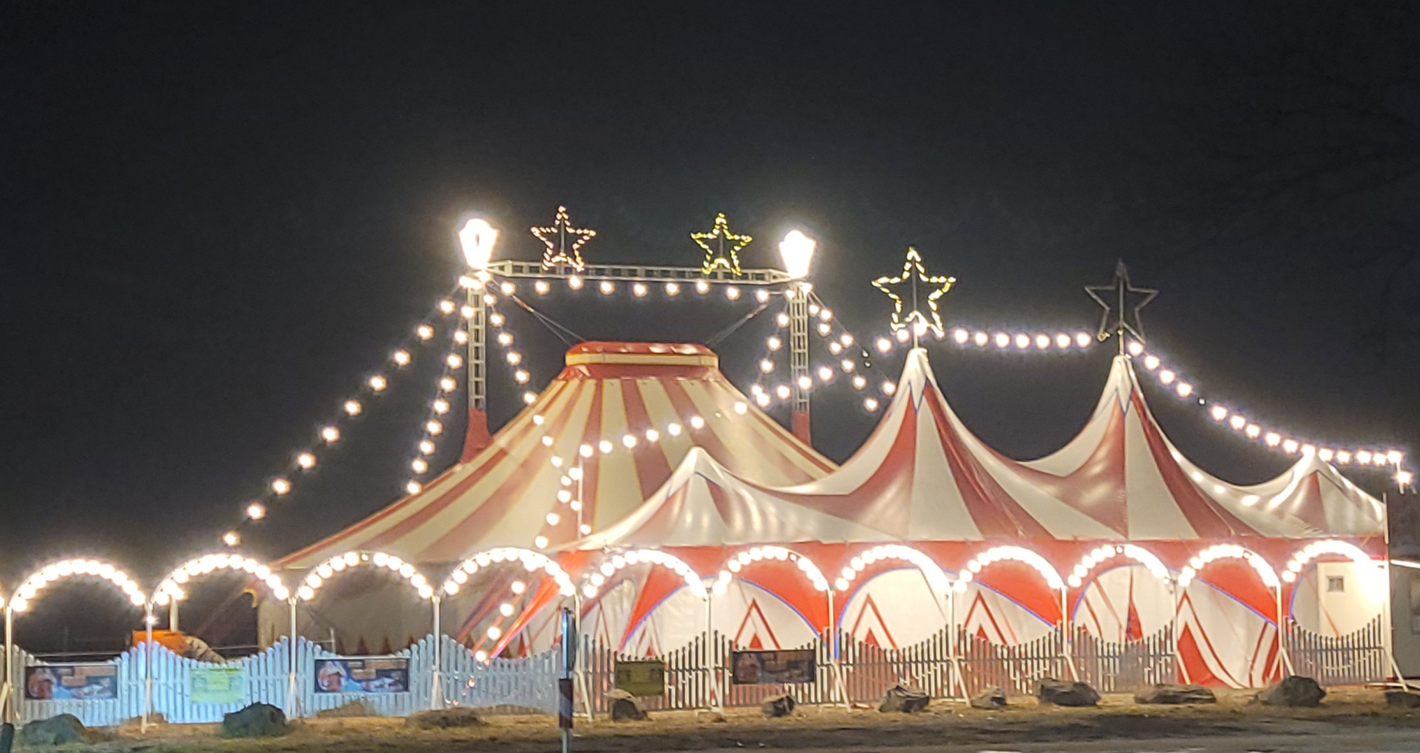 Weihnachtliches Zirkuszelt in freudiger Erwartung