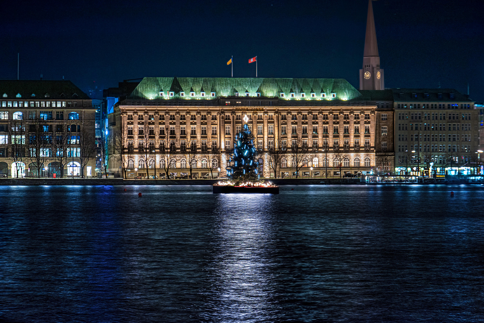 Weihnachtsbaum auf der Alster