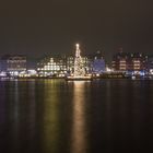 Weihnachtsbaum grüßt Binnenalster