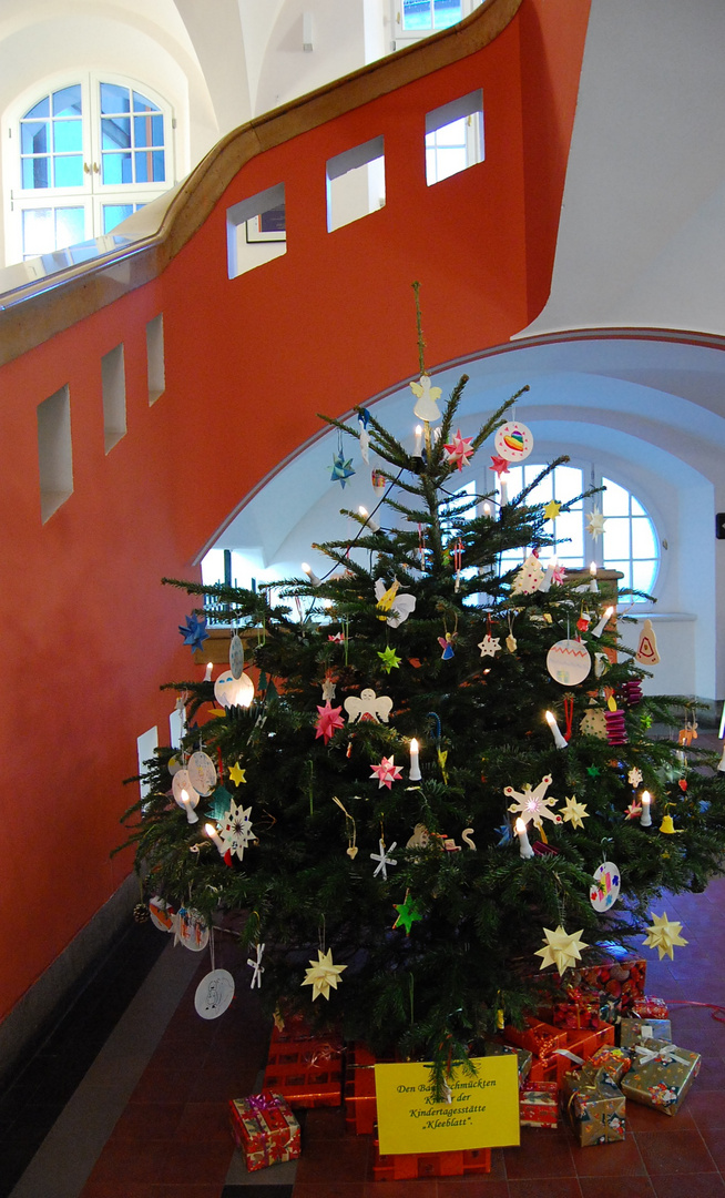 Weihnachtsbaum im Döbelner Rathaus 