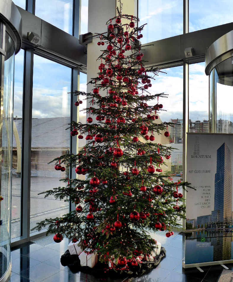 Weihnachtsbaum im Foyer ...