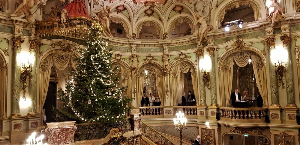 Weihnachtsbaum im Foyer des Staatstheaters Wiesbaden Foto & Bild