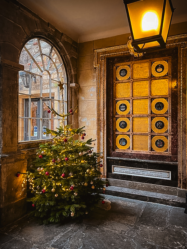 Weihnachtsbaum im Hotel-Foyer