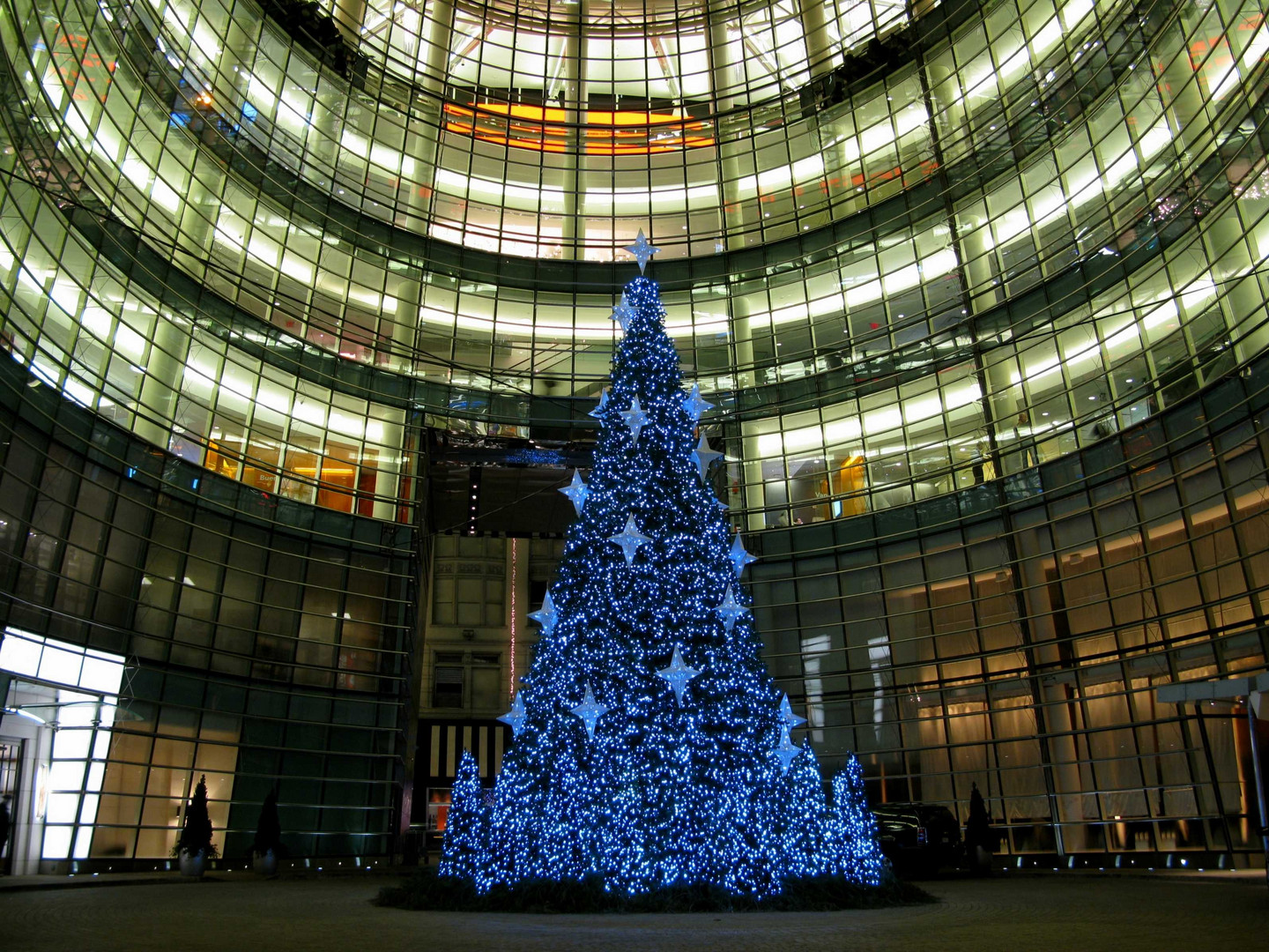 Weihnachtsbaum im "Innenhof" von One Beacon Court