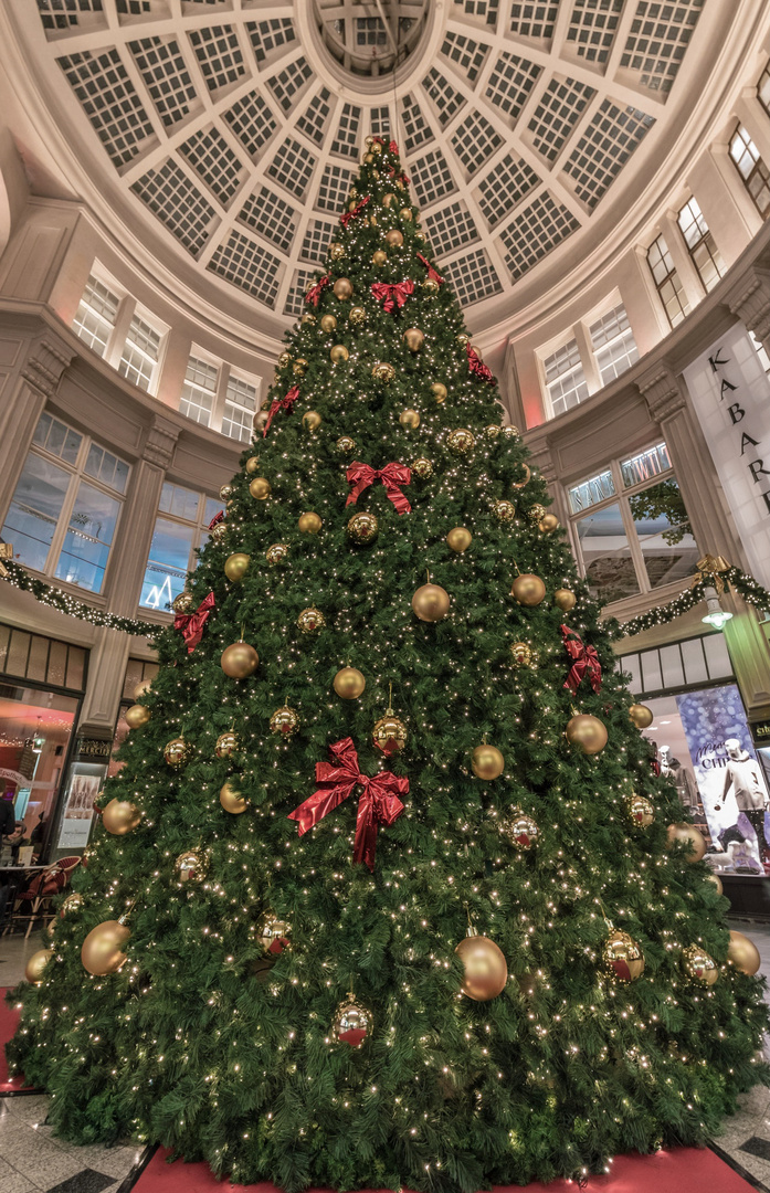 Weihnachtsbaum in der Mädlerpassage in Leipzig