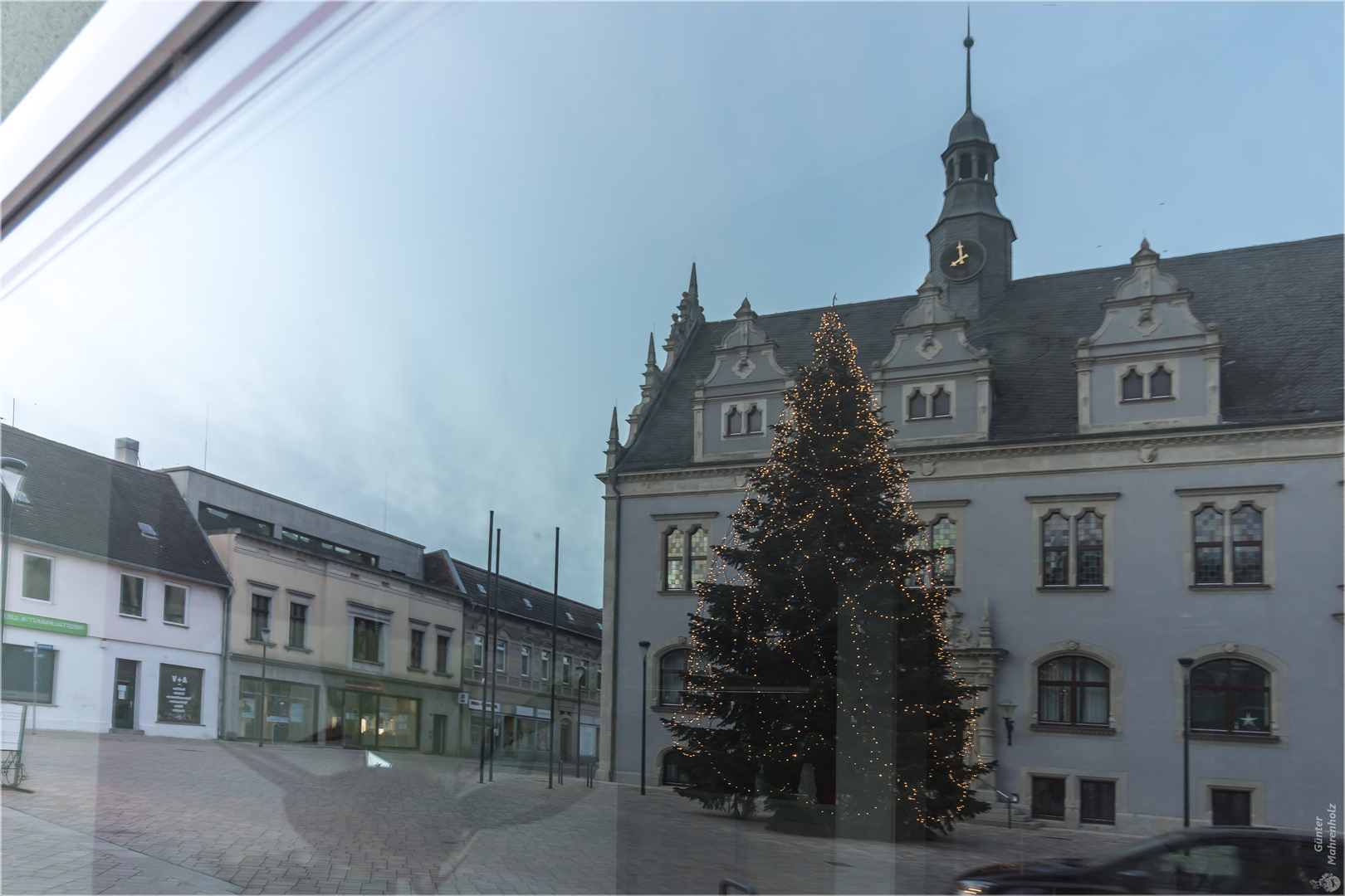 Weihnachtsbaum in einer Schaufensterscheibe