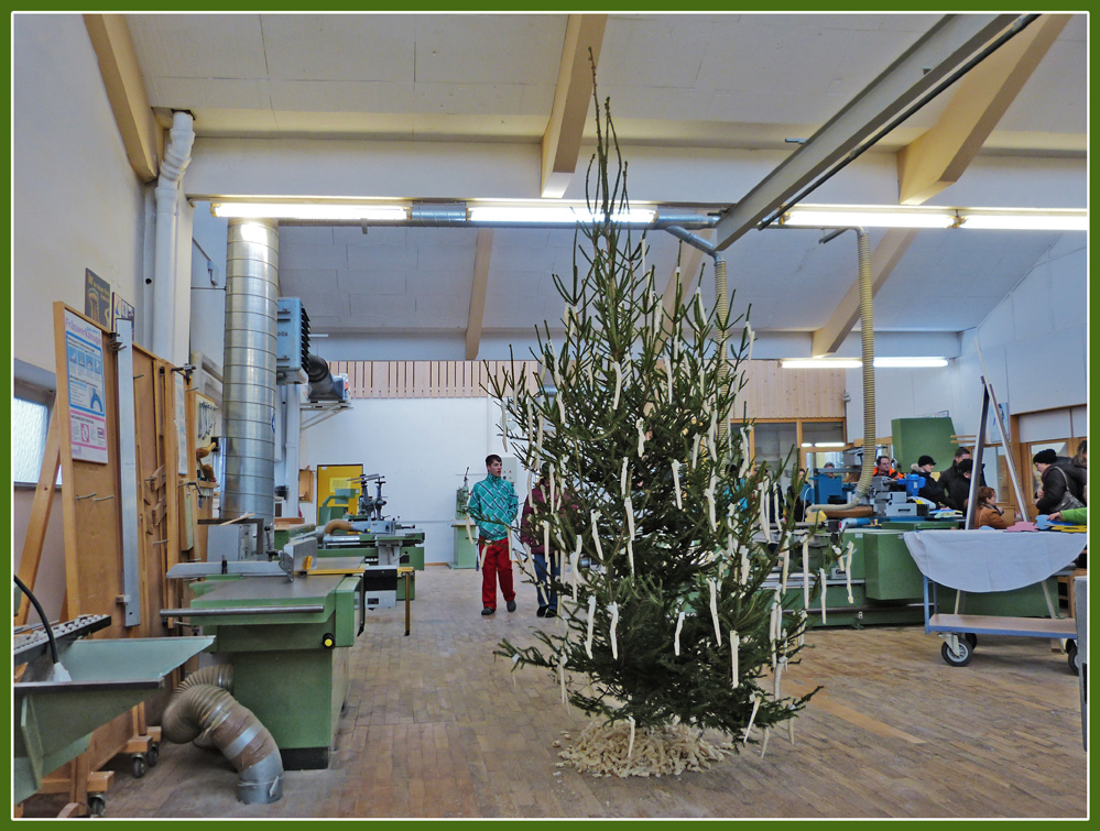 Weihnachtsbaum in einer Tischlerei.